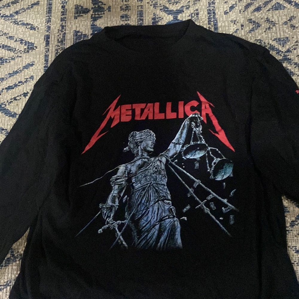 Metallica graphic long sleeve T shirt. Great condition!